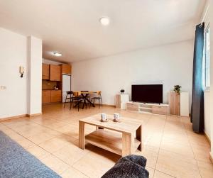 ラスパルマス・デ・グランカナリアにあるCelestial Refuge in Gran Canariaのテーブルとテレビのあるリビングルーム