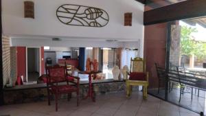 ein Esszimmer mit Stühlen und einem Tisch mit einem Schild in der Unterkunft Casa Aconchego in Aracaju
