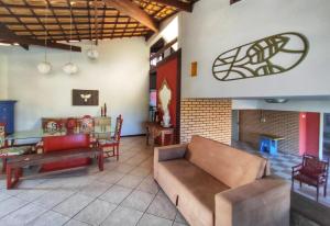 ein Wohnzimmer mit Sofa und Tisch in der Unterkunft Casa Aconchego in Aracaju