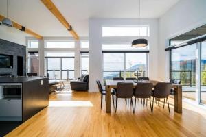 eine Küche und ein Esszimmer mit Tisch und Stühlen in der Unterkunft Le Saint-Laurent in Petite-Rivière-Saint-François