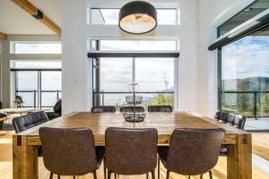 ein Esszimmer mit einem Holztisch und Stühlen in der Unterkunft Le Saint-Laurent in Petite-Rivière-Saint-François + 62 Fotos