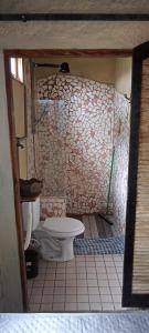 un piccolo bagno con un WC in una stanza di Suítes Águas do Estaleiro a Ubatuba Altre 27 foto