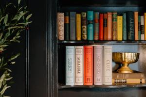 The Ipswich Inn في إبسوتش: رف كتب مليء بالعديد من الكتب