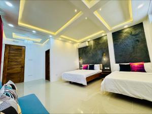 a hotel room with two beds and a ceiling at Tomeizah in Sampong +36 photos