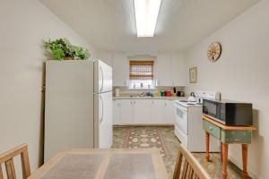 eine Küche mit einem weißen Kühlschrank und einem Tisch in der Unterkunft 2 Mi to Fly Fishing BBQ-Ready Corvallis Apartment in Hamilton