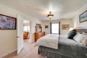 ein Schlafzimmer mit einem Bett und einer Kommode in der Unterkunft 2 Mi to Fly Fishing BBQ-Ready Corvallis Apartment in Hamilton