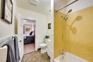 ein Badezimmer mit Dusche und Toilette in der Unterkunft 2 Mi to Fly Fishing BBQ-Ready Corvallis Apartment in Hamilton + 16 Fotos