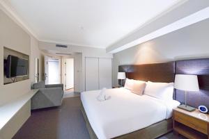 Voodi või voodid majutusasutuse Exclusive Harbourfront - Two Adjacent Stays with Pool toas