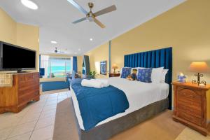 Postel nebo postele na pokoji v ubytování Absolute Beachfront l Couples Getaway