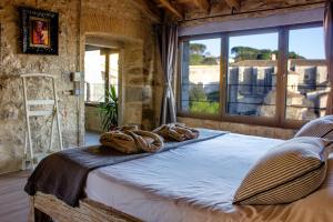 赫罗纳AS Palau dels Alemanys Suites Boutique Monument的一张大床,位于带大窗户的房间里