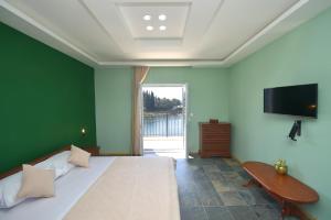sypialnia z dużym łóżkiem i telewizorem w obiekcie Pontus Luxury Apartments w mieście Tivat