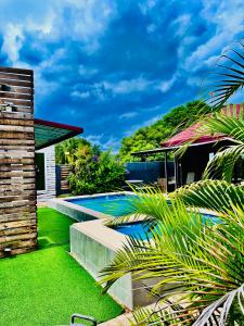 una piscina nel cortile di una casa di Executive Galaxy Guest House Nkowankowa a Nkowakowa