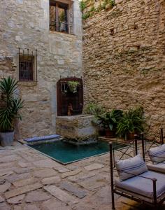 Bazén v ubytování AS Palau dels Alemanys Suites Boutique Monument nebo v jeho okolí