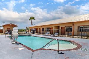 una gran piscina frente a un edificio en Best Western Hebbronville Inn, en Hebbronville