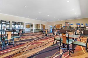 Un comedor con mesas y sillas en una cafetería. en Best Western Hebbronville Inn, en Hebbronville