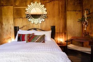 Postel nebo postele na pokoji v ubytování Sun Suite - tiny home treehouse