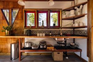 Kuchyň nebo kuchyňský kout v ubytování Sun Suite - tiny home treehouse