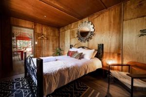 Postel nebo postele na pokoji v ubytování Sun Suite - tiny home treehouse
