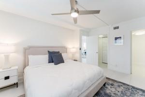Serene Waterfront 2BR 2BA with Intracoastal Views, Pool, Balcony, Parking客房内的一张或多张床位