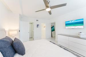 Serene Waterfront 2BR 2BA with Intracoastal Views, Pool, Balcony, Parking客房内的一张或多张床位