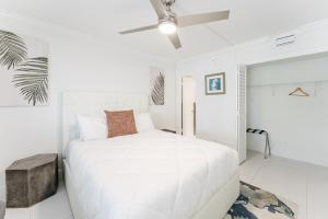 Serene Waterfront 2BR 2BA with Intracoastal Views, Pool, Balcony, Parking客房内的一张或多张床位