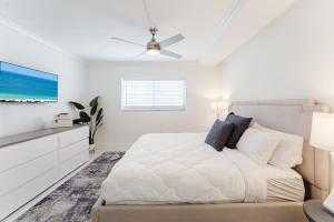 Serene Waterfront 2BR 2BA with Intracoastal Views, Pool, Balcony, Parking客房内的一张或多张床位