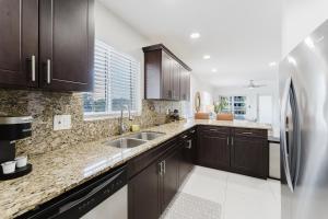 Serene Waterfront 2BR 2BA with Intracoastal Views, Pool, Balcony, Parking的厨房或小厨房