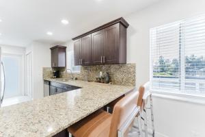 Serene Waterfront 2BR 2BA with Intracoastal Views, Pool, Balcony, Parking的厨房或小厨房