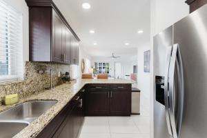 Serene Waterfront 2BR 2BA with Intracoastal Views, Pool, Balcony, Parking的厨房或小厨房