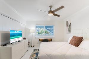 Serene Waterfront 2BR 2BA with Intracoastal Views, Pool, Balcony, Parking的电视和/或娱乐中心