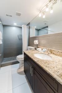 Serene Waterfront 2BR 2BA with Intracoastal Views, Pool, Balcony, Parking的一间浴室