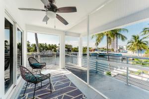 Serene Waterfront 2BR 2BA with Intracoastal Views, Pool, Balcony, Parking的阳台或露台