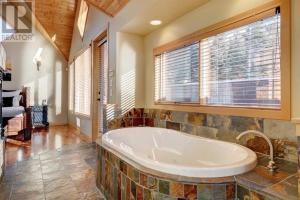 Koupelna v ubytování Canmore Ski Chalet + 21 fotografií