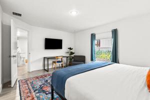 Postel nebo postele na pokoji v ubytování Bright & Spacious 3br Close To Beaches