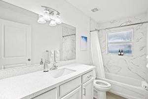 Koupelna v ubytování Bright & Spacious 3br Close To Beaches + 21 fotografií