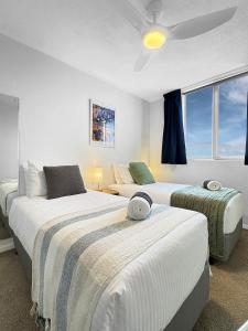 Ένα ή περισσότερα κρεβάτια σε δωμάτιο στο Tide & Pines - Beachfront Comforts by Moseley Square