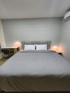 Ένα ή περισσότερα κρεβάτια σε δωμάτιο στο 78'sHometel Pattaya 102 SuperKing size Bed