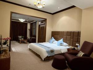 Postel nebo postele na pokoji v ubytování Chongqing Milky Way Hotel