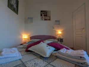 a bedroom with a bed with towels on it at Chambres d'hôtes Berry: Nature et détente près des Châteaux de la Loire - FR-1-591-690 in Châtillon-sur-Indre