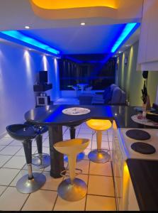 CaraballedaにあるA beautiful apartment with ocean and pool viewsの青い照明が付くバー付きのキッチン
