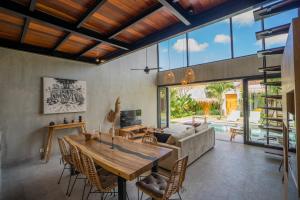 een woonkamer met een tafel en een bank bij NEW! Tropical Palms Villa - 4BR Villa in Kerobokan in Kerobokan