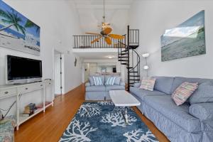 Μια τηλεόραση ή/και κέντρο ψυχαγωγίας στο Port Charlotte Private Waterfront Condo WA4410-317