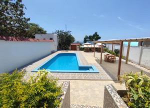 ein Swimmingpool im Hinterhof eines Hauses in der Unterkunft CASA de PLAYA con PISCINA FRENTE al MAR in Bocapán