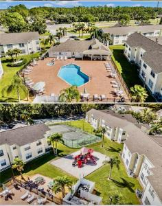 Bazén v ubytování Grand Luxury 3BR Penthouse near Disney Parks nebo v jeho okolí