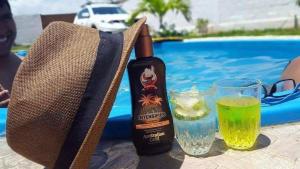 eine Flasche Alkohol und zwei Gläser auf dem Tisch in der Unterkunft Villa Cantomar - Punta Sal in La Bocana