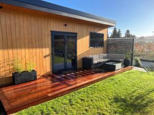 Aed väljaspool majutusasutust Tiny home with mountain and orchard views