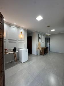 a large living room with a couch and a table at Sinta-se em Casa in Cornélio Procópio +1 photo