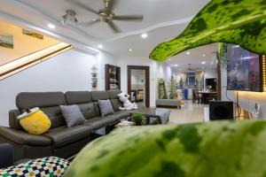 een woonkamer met een bank en een tafel bij D'joysty in Johor Bahru