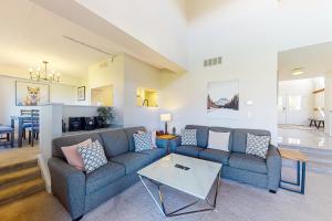 een woonkamer met een bank en een tafel bij Wintergreen 122 in Blue Mountains