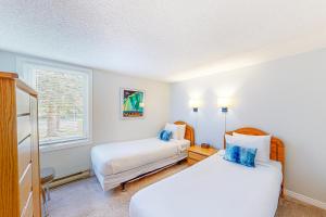 een slaapkamer met twee bedden en een raam bij Wintergreen 122 in Blue Mountains